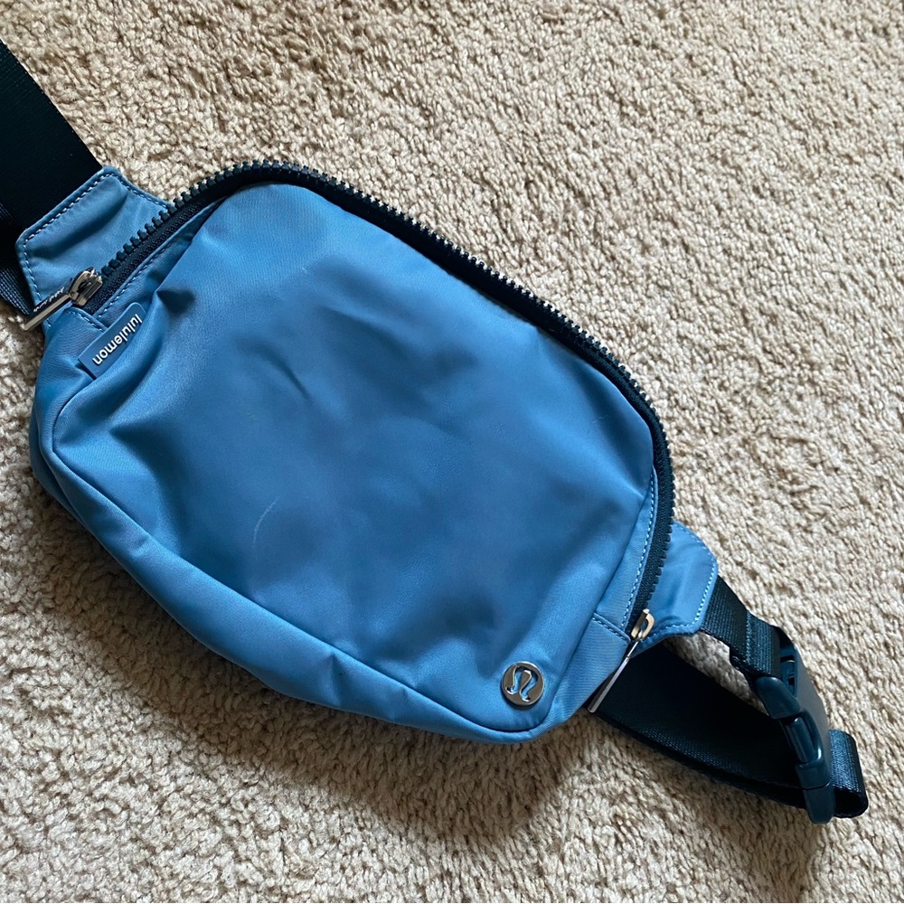 NWOT Blue belt bag!!